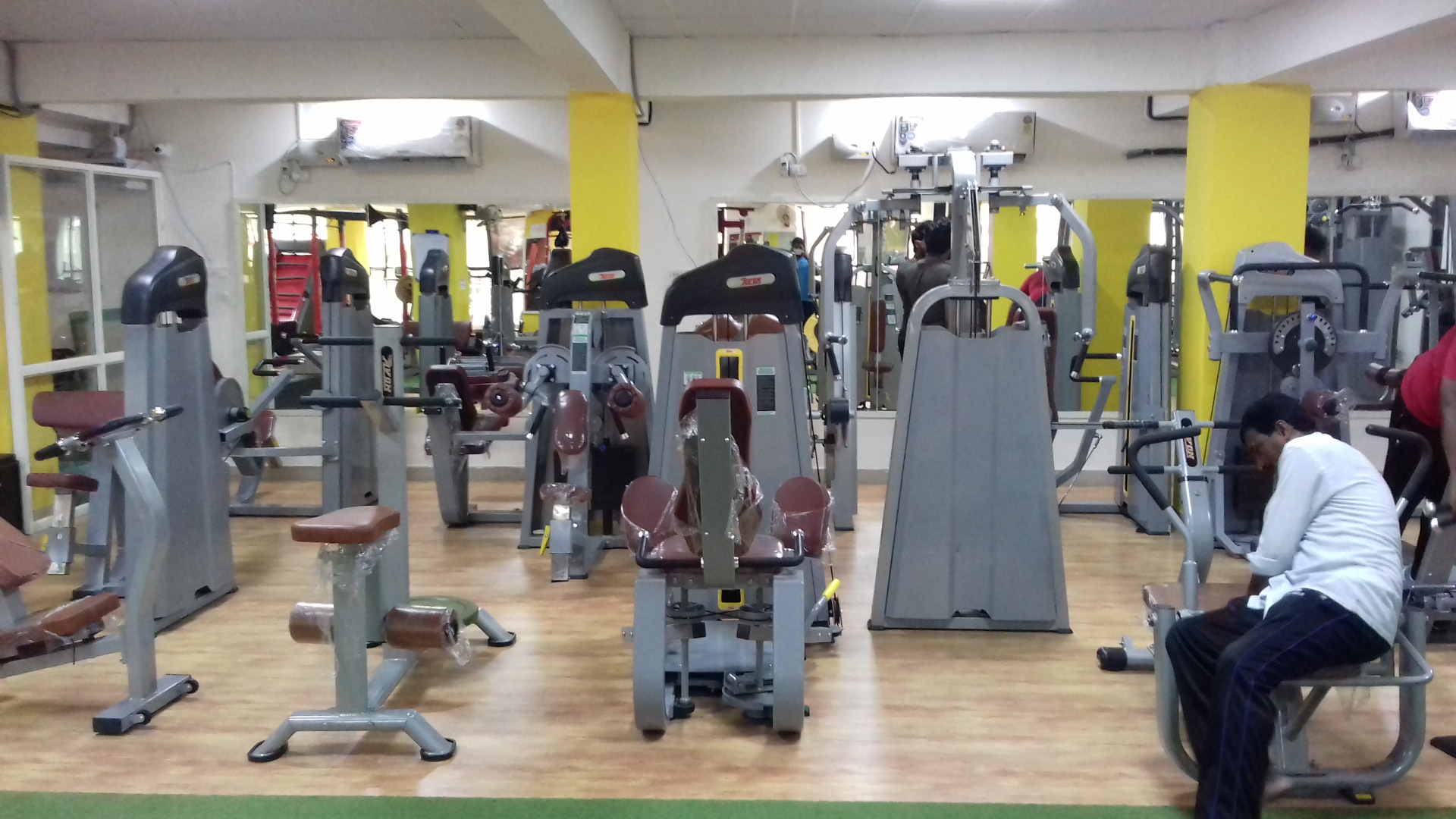 AbsoluteFit Gym, CrossFit and Wellness Studio - Marathalli gym facility photo 2, SRI GURUKRUPA COMPLEX, NO.4 & 7, 1st Floor 1st Main Road,Outer Ring Road, next to Kalamandir, above Aditya Liquor Mart, Hemanth Nagar, Anand Nagar, Aswath Nagar, Marathahalli, Bengaluru, Karnataka 560037, India